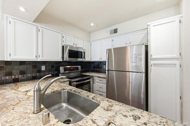 2 Village Pkwy, Napa, CA 94558