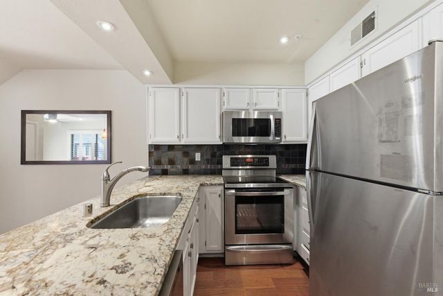 2 Village Pkwy, Napa, CA 94558