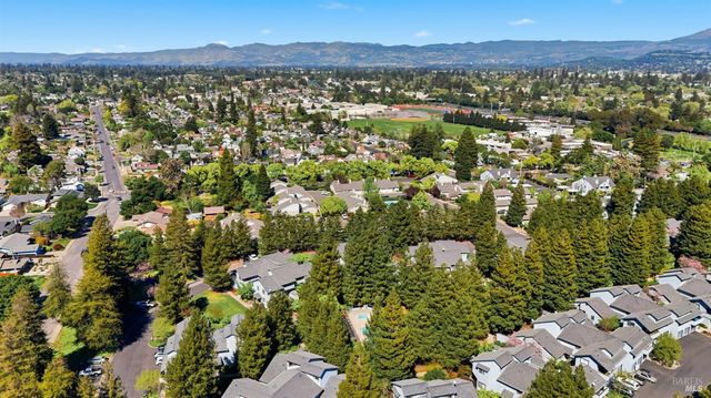 2 Village Pkwy, Napa, CA 94558