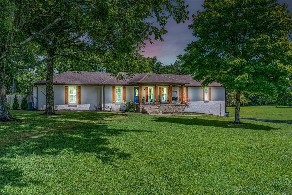 1707 Cook Dr, Lebanon, TN 37087