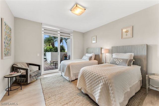 455 Cove Tower DR 304, Naples, FL 34110