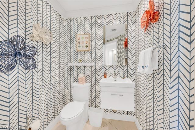 455 Cove Tower DR 304, Naples, FL 34110