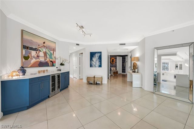 455 Cove Tower DR 304, Naples, FL 34110