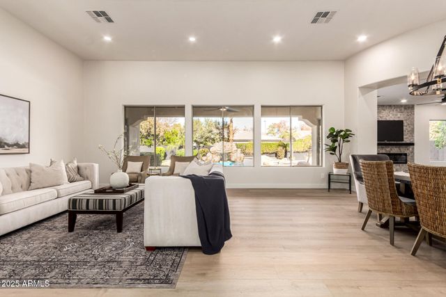 940 W MACAW Drive, Chandler, AZ 85286