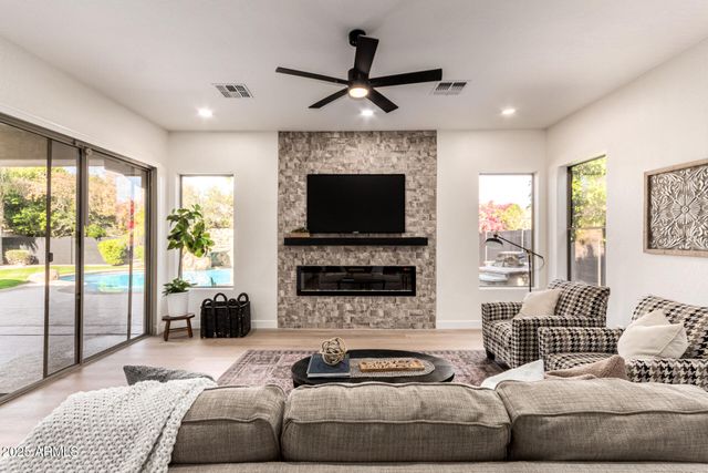 940 W MACAW Drive, Chandler, AZ 85286