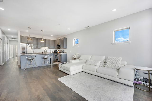 947 W 14th Place 3A, Chicago, IL 60608