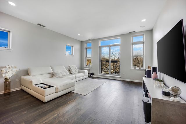 947 W 14th Place 3A, Chicago, IL 60608