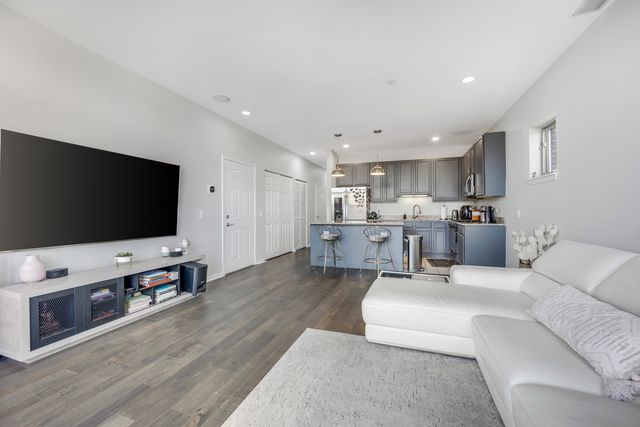 947 W 14th Place 3A, Chicago, IL 60608