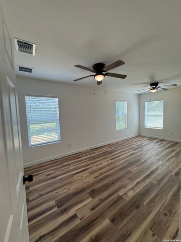925 COLEMAN ST, Poteet, TX 78065