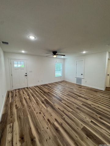 925 COLEMAN ST, Poteet, TX 78065