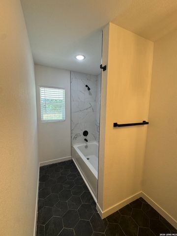 925 COLEMAN ST, Poteet, TX 78065