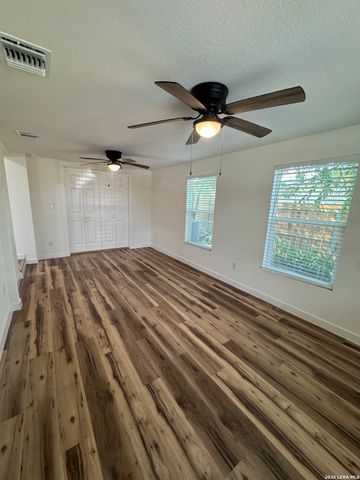 925 COLEMAN ST, Poteet, TX 78065