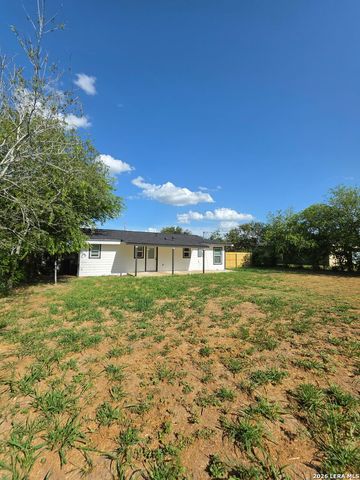 925 COLEMAN ST, Poteet, TX 78065