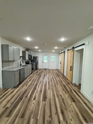 925 COLEMAN ST, Poteet, TX 78065