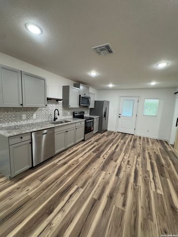 925 COLEMAN ST, Poteet, TX 78065