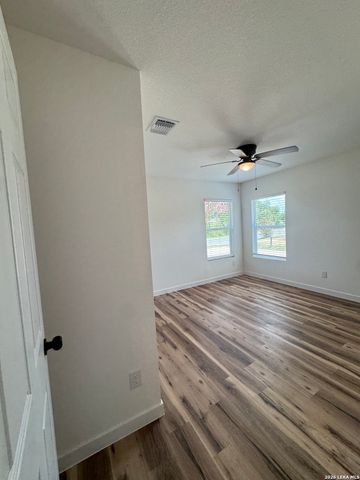 925 COLEMAN ST, Poteet, TX 78065