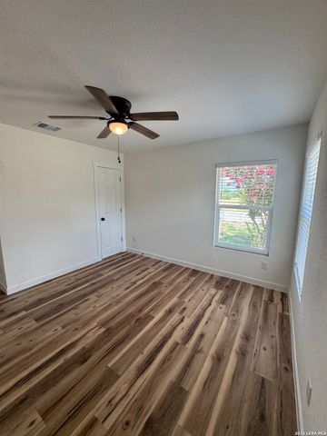 925 COLEMAN ST, Poteet, TX 78065