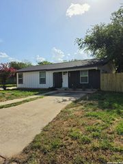 925 COLEMAN ST, Poteet, TX 78065