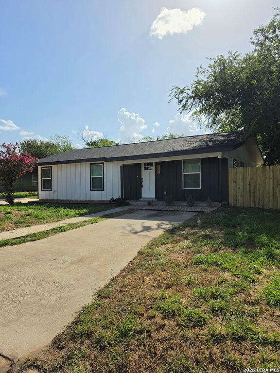 925 COLEMAN ST, Poteet, TX 78065