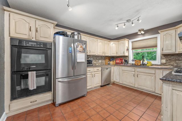 13911 E Bayley Cir, Wichita, KS 67230