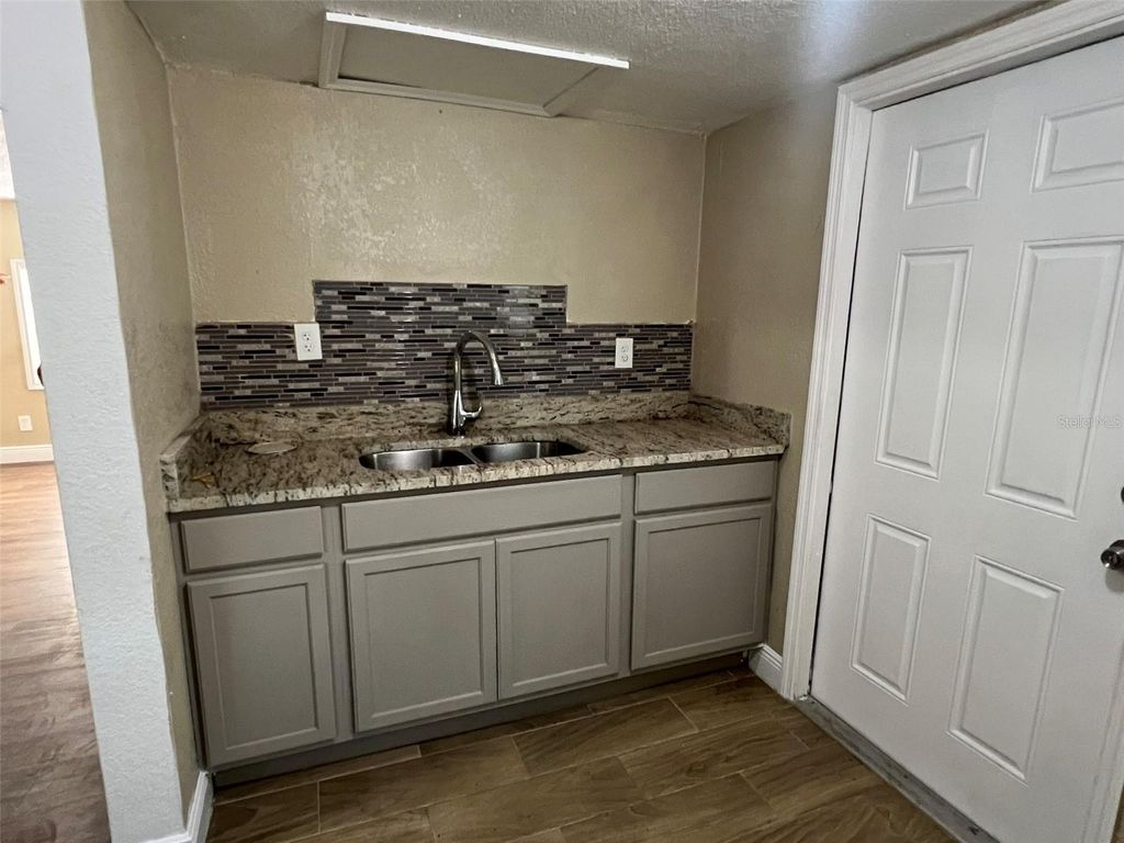 Image 9 of property listing at 1307 W KALEY AVENUE, Orlando, FL 32805