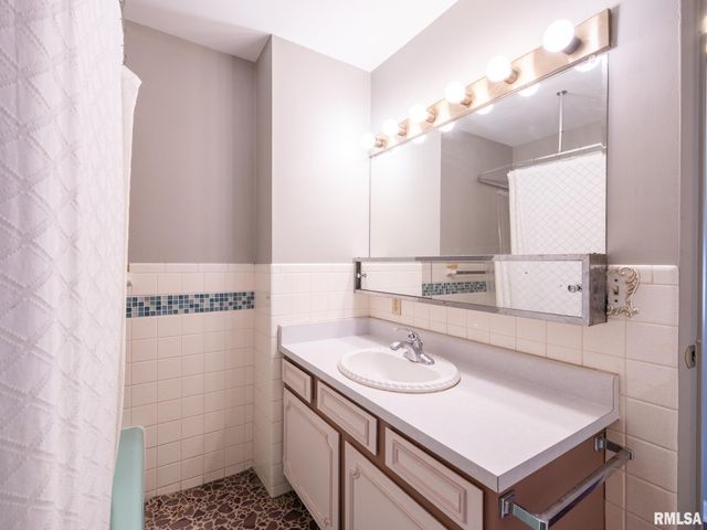 2523 N ROCKWOOD Drive, Peoria, IL 61604