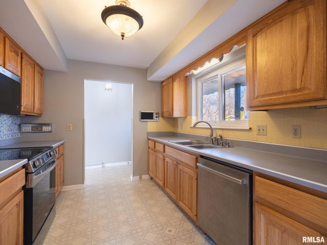 2523 N ROCKWOOD Drive, Peoria, IL 61604