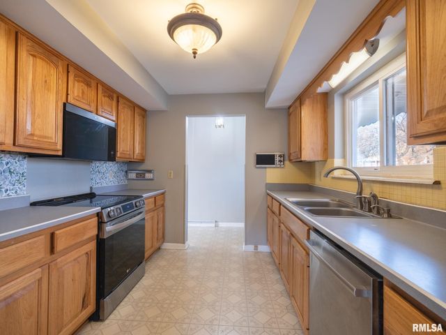 2523 N ROCKWOOD Drive, Peoria, IL 61604