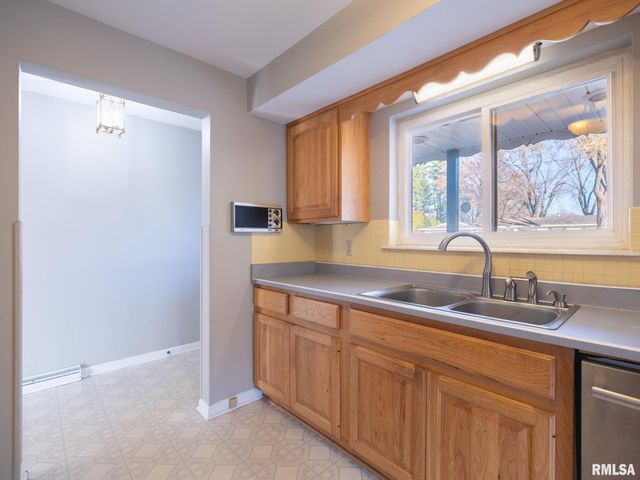 2523 N ROCKWOOD Drive, Peoria, IL 61604