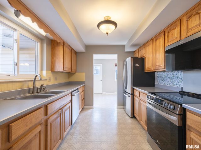 2523 N ROCKWOOD Drive, Peoria, IL 61604