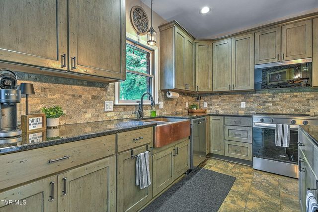 420 Fairway Estates Drive, Blountville, TN 37617