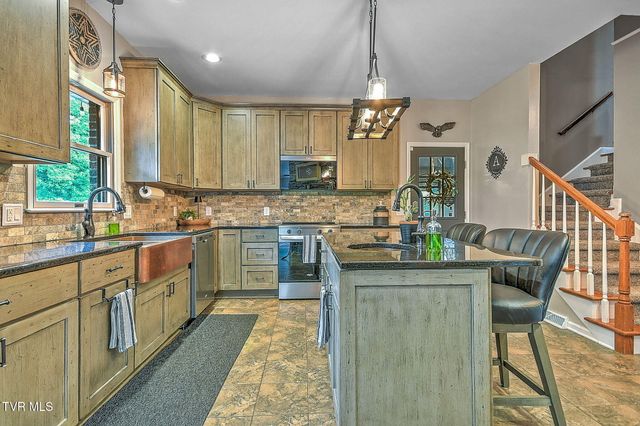 420 Fairway Estates Drive, Blountville, TN 37617