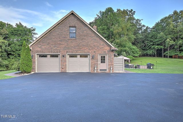 420 Fairway Estates Drive, Blountville, TN 37617