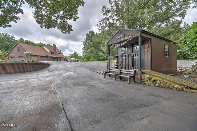 420 Fairway Estates Drive, Blountville, TN 37617