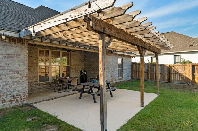 65 W Cadbury Ln., Hattiesburg, MS 39402