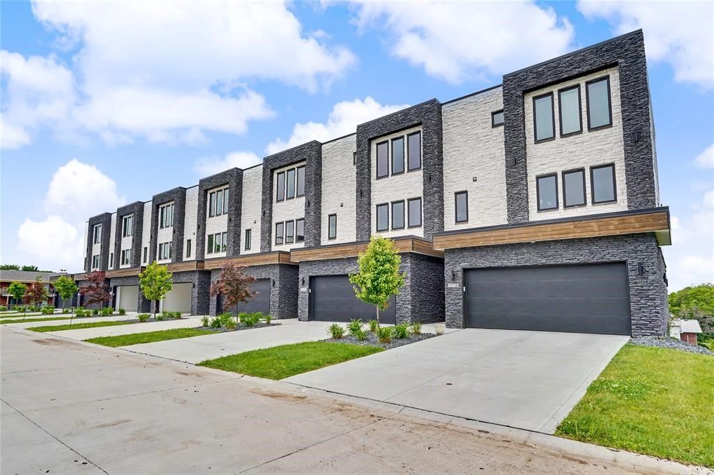 2732 Fleur Drive, Des Moines, IA 50321