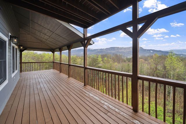 510 Wildflower Ridge Rd, Gatlinburg, TN 37738