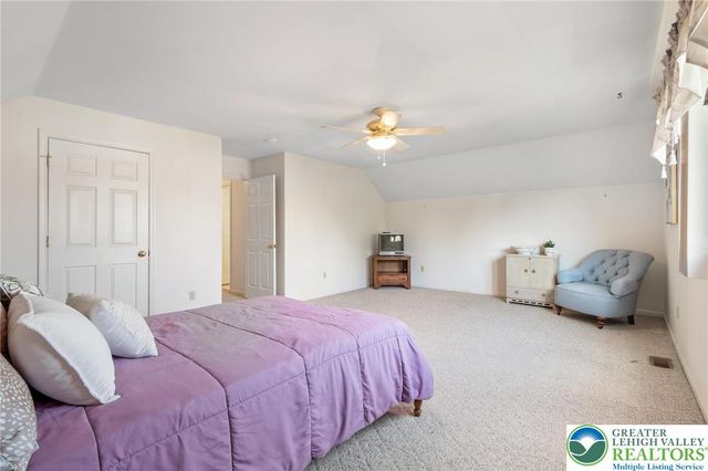 2504 Rolling Green Drive, Lower Macungie Twp, PA 18062