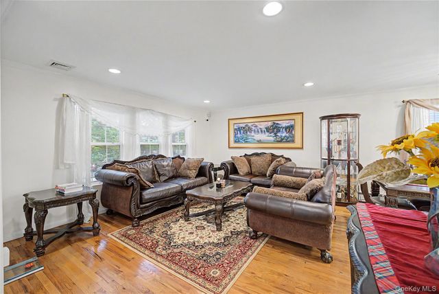 75 Cedar Place, Floral Park, NY 11001