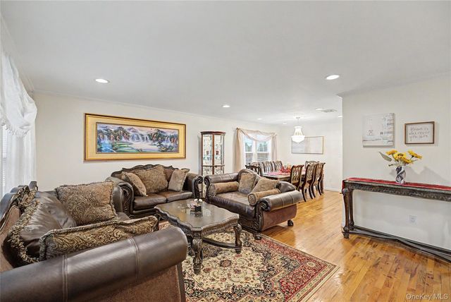 75 Cedar Place, Floral Park, NY 11001