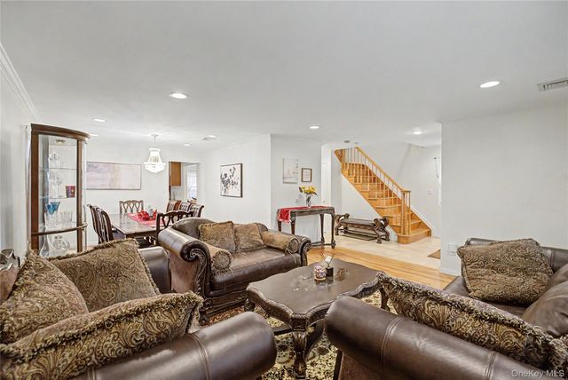 75 Cedar Place, Floral Park, NY 11001