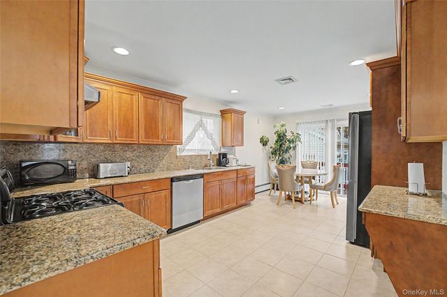 75 Cedar Place, Floral Park, NY 11001