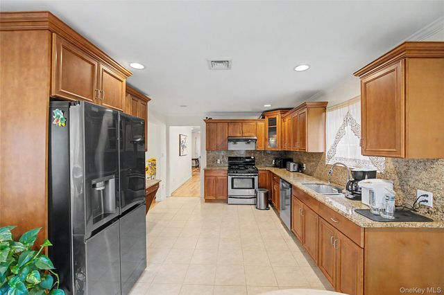 75 Cedar Place, Floral Park, NY 11001