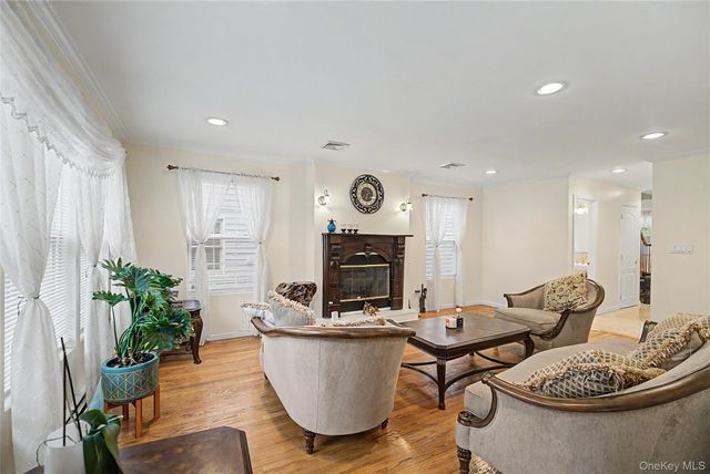 75 Cedar Place, Floral Park, NY 11001