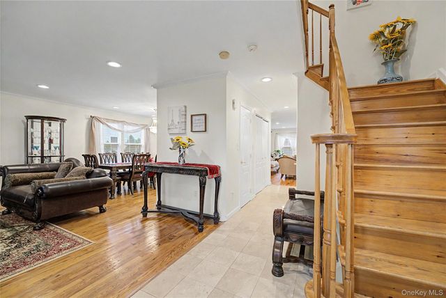 75 Cedar Place, Floral Park, NY 11001