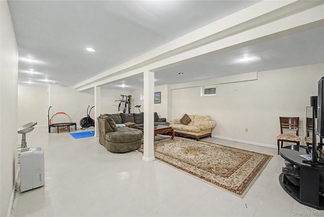 75 Cedar Place, Floral Park, NY 11001