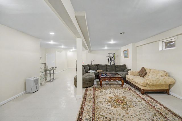 75 Cedar Place, Floral Park, NY 11001