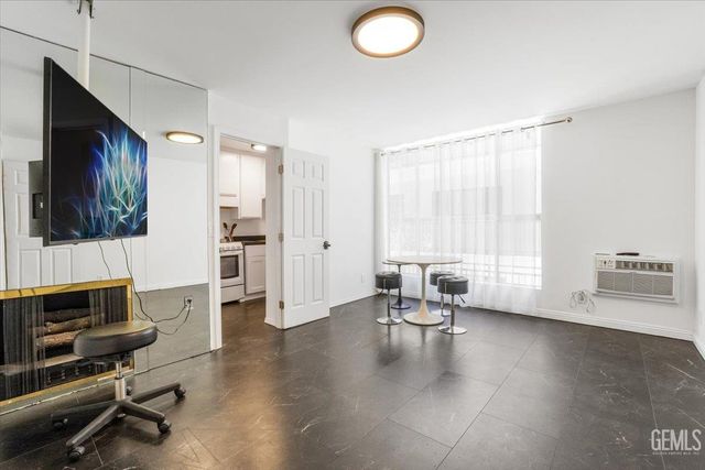 11645 Montana Avenue 126, Los Angeles, CA 90049