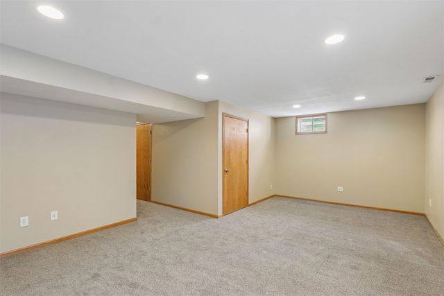 9483 Red Sunset Drive, West Des Moines, IA 50266