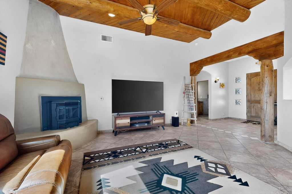 Image 11 of property listing at 1 Caballo Sendero, Placitas, NM 87043